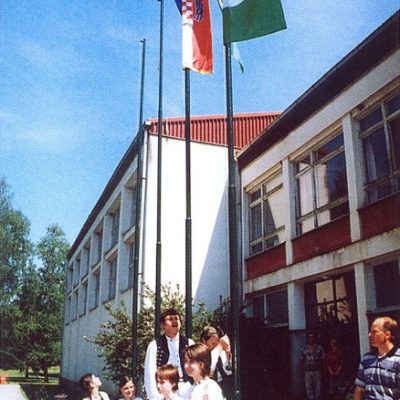 Svečano podizanje Zelene zastave ispred škole 30.05.2005.