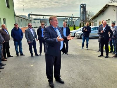 Ravnatelj Suvenir Arbora Zoran Polenus upoznao je goste s posljednjim uspjesima Ustanove Ravnatelj Suvenir Arbora Zoran Polenus upoznao je goste s posljednjim uspjesima Ustanove
