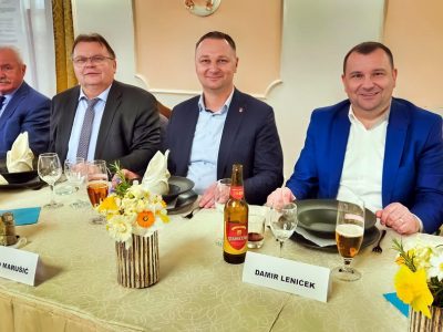 Savjetnik ministra rada i socijalne skrbi Ante Vučić, ravnatelj Suvenir Arbora Zoran Polenus, župan Marko Marušić i gradonačelnik Grada Daruvara Damir Lneniček Savjetnik ministra rada i socijalne skrbi Ante Vučić, ravnatelj Suvenir Arbora Zoran Polenus, župan Marko Marušić i gradonačelnik Grada Daruvara Damir Lneniček
