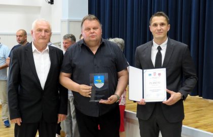 Plaketu Ustanovi Suvenir Arbor preuzeo je ravnatelj Zoran Polenus Plaketu Ustanovi Suvenir Arbor preuzeo je ravnatelj Zoran Polenus