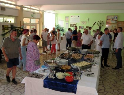 Gosti su nakon otvorenja kušali delicije od šljiva Gosti su nakon otvorenja kušali delicije od šljiva