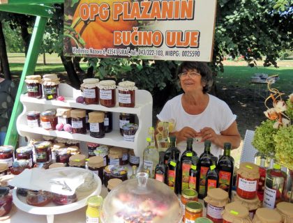 Štand s proizvodima OPG-a Plažanin Štand s proizvodima OPG-a Plažanin