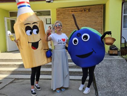 Voditeljica Lidija Premec s maskotama Rakijkom i Šljivkom Voditeljica Lidija Premec s maskotama Rakijkom i Šljivkom