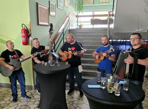 Tamburaški sastav 'Fakini'