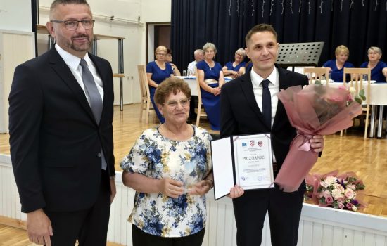 Gospova Brkić - za dugogodišnje srdačno, predano i nesebično djelovanje u Češkoj besedi Šibovac te značajan doprinos kulturnom životu zajednice Gospova Brkić - za dugogodišnje srdačno, predano i nesebično djelovanje u Češkoj besedi Šibovac te značajan doprinos kulturnom životu zajednice