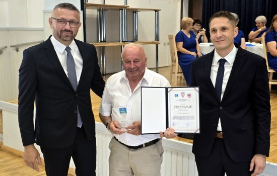 Josip Krajcer - za izniman rad i doprinos razvoju društvenog i kulturnog života zajednice i Udruge Nijemaca i Austrijanaca Sirač, pokretanje izgradnje Spomen kuće Nijemaca i Austrijanaca Sirač, te promicanje zajedništva i humanih vrijednosti Josip Krajcer - za izniman rad i doprinos razvoju društvenog i kulturnog života zajednice i Udruge Nijemaca i Austrijanaca Sirač, pokretanje izgradnje Spomen kuće Nijemaca i Austrijanaca Sirač, te promicanje zajedništva i humanih vrijednosti
