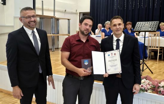 Leo Lukač - za nesebično zalaganje i predano vođenje ribolovnog društva, dugogodišnji trud, odgovornost i izniman doprinos njegovu razvoju i radu Leo Lukač - za nesebično zalaganje i predano vođenje ribolovnog društva, dugogodišnji trud, odgovornost i izniman doprinos njegovu razvoju i radu