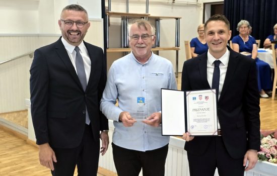 Mario Šuvak - za dugogodišnje aktivno sudjelovanje u radu KUD-a Kamen Sirač te značajan doprinos očuvanju, njegovanju i promicanju kulturne baštine (nagradu preuzeo predsjednik KUD-a Igor Križ) Mario Šuvak - za dugogodišnje aktivno sudjelovanje u radu KUD-a Kamen Sirač te značajan doprinos očuvanju, njegovanju i promicanju kulturne baštine (nagradu preuzeo predsjednik KUD-a Igor Križ)