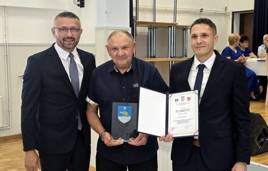 Mirko Marin - za predano i nesebično djelovanje u Matici umirovljenika Općine Sirač te vrijedan doprinos unapređenju kvalitete života umirovljenika i jačanju zajedništva, kao i promicanju moralnih i društvenih vrednota Mirko Marin - za predano i nesebično djelovanje u Matici umirovljenika Općine Sirač te vrijedan doprinos unapređenju kvalitete života umirovljenika i jačanju zajedništva, kao i promicanju moralnih i društvenih vrednota