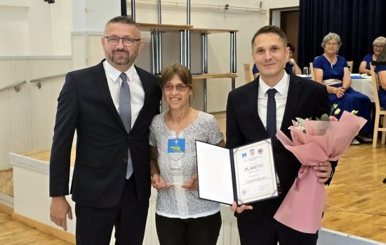 Sonja Lazić - za 40. godina predanog, strpljivog i kreativnog rada sa djecom uz neiscrpnu energiju i strast prema odgoju i obrazovanju mnogih mladih generacija Sonja Lazić - za 40. godina predanog, strpljivog i kreativnog rada sa djecom uz neiscrpnu energiju i strast prema odgoju i obrazovanju mnogih mladih generacija