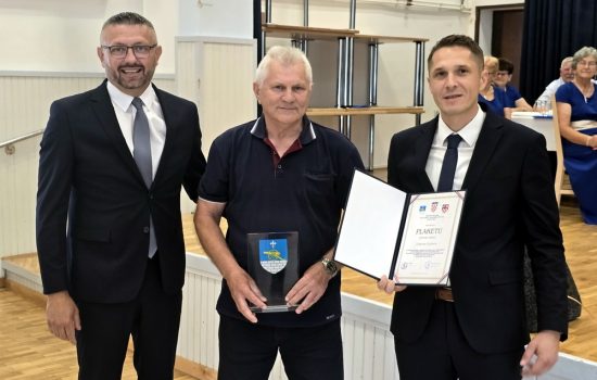 Stjepan Kufner - za naročite zasluge i ostvarene rezultate svojim višegodišnjim radom i djelovanjem u klubu NK Kamen Sirač, stručnost, trud i zalaganje u razvoju sporta i mladih sportaša te izniman doprinos razvoju sporta na području Općine Sirač Stjepan Kufner - za naročite zasluge i ostvarene rezultate svojim višegodišnjim radom i djelovanjem u klubu NK Kamen Sirač, stručnost, trud i zalaganje u razvoju sporta i mladih sportaša te izniman doprinos razvoju sporta na području Općine Sirač