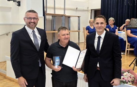 Željko Korošec - za dugogodišnje srdačno, predano i nesebično djelovanje u klubu NK Kamen Sirač, te značajan doprinos njegovom radu i razvoju Željko Korošec - za dugogodišnje srdačno, predano i nesebično djelovanje u klubu NK Kamen Sirač, te značajan doprinos njegovom radu i razvoju