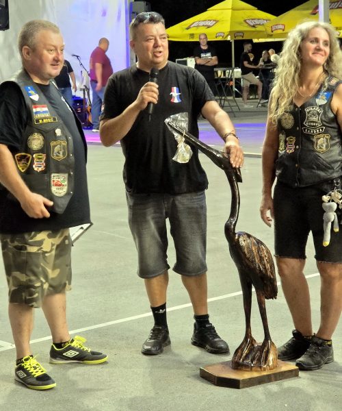 Drvena skulptura Ivana Trupkovića poklonjena prijateljima iz Mustang kluba Drvena skulptura Ivana Trupkovića poklonjena prijateljima iz Mustang kluba